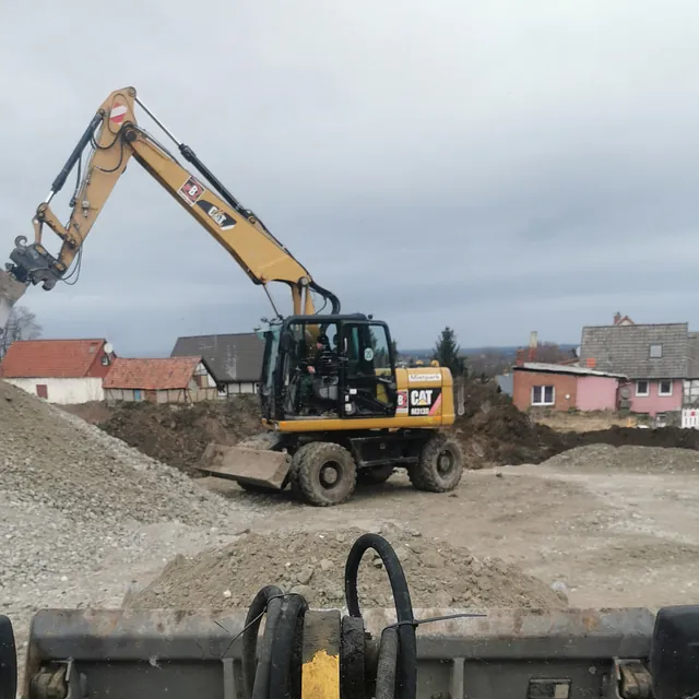 Brennstoffhandel ERNST - Baustelle mit Bagger