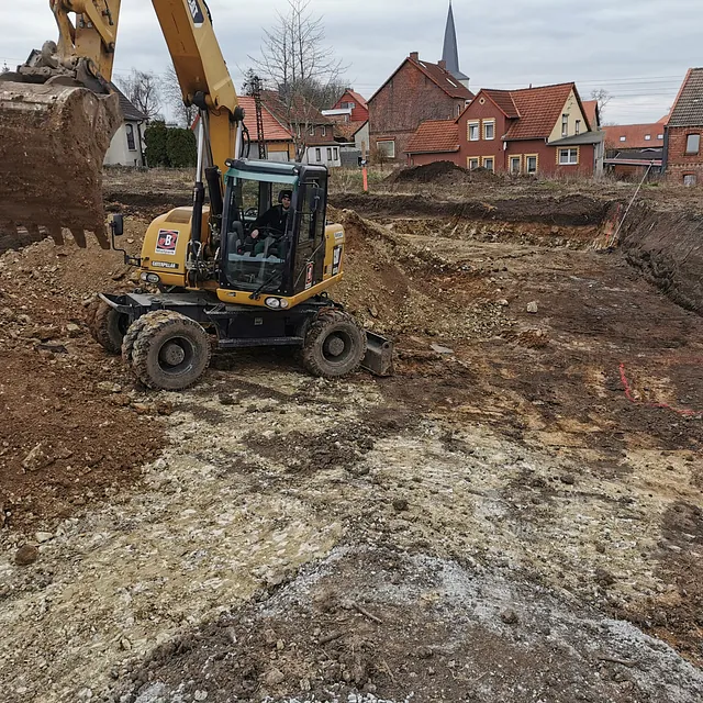 Brennstoffhandel ERNST - Baustelle mit Bagger